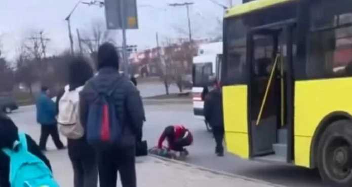 У Львові тролейбус на зупинці на смерть збив пішохідку