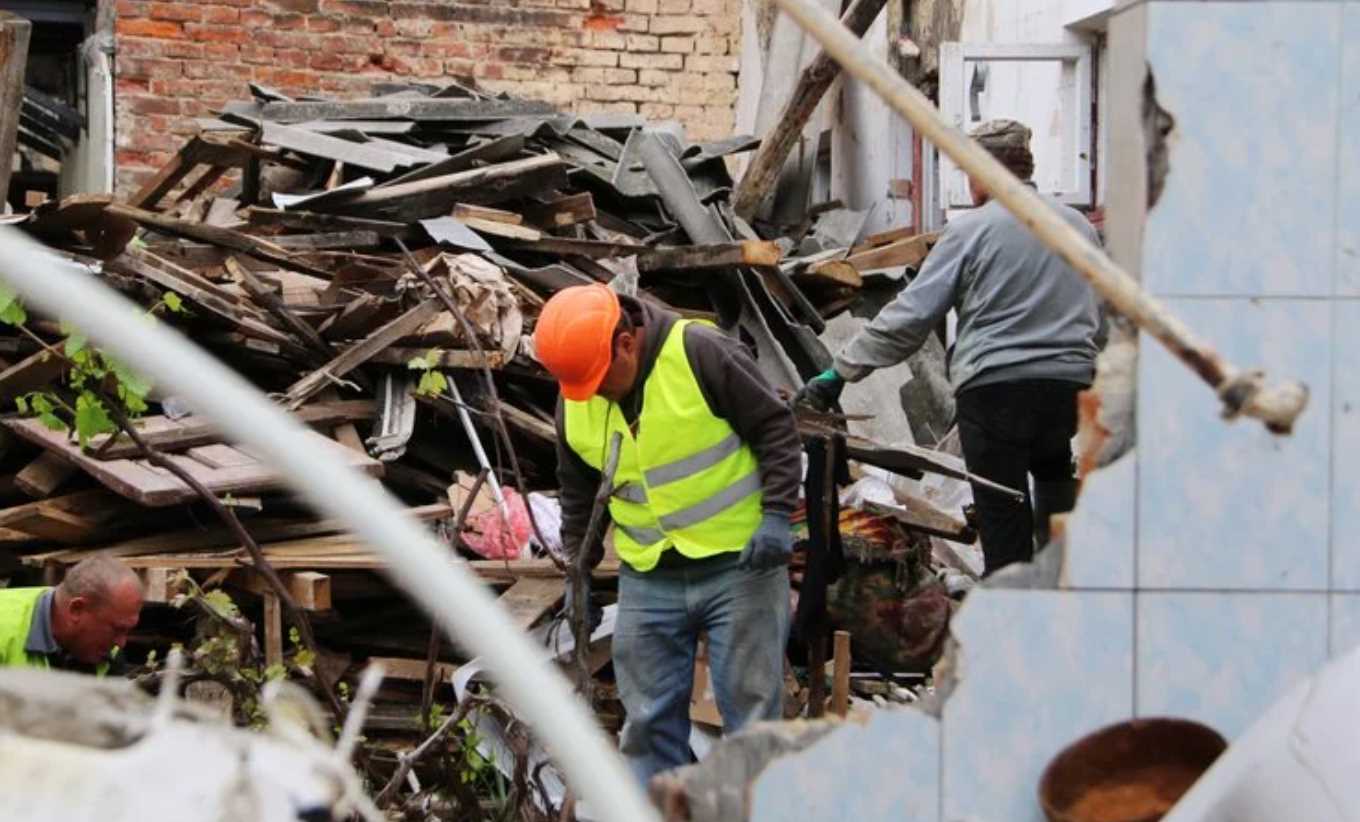 На місці зруйнованих російським дроном будинків у Львові створять громадський простір