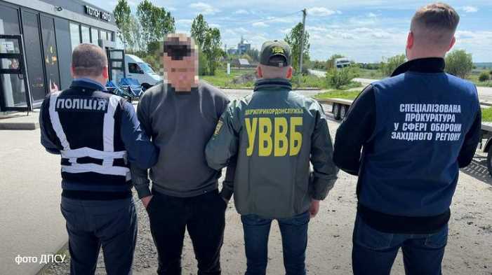 25-річного мешканця Львівщини затримали під час передачі 4,6 тис. доларів прикордоннику