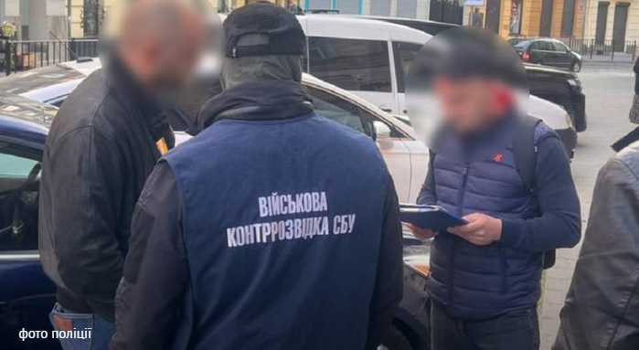Львівського адвоката затримали на хабарі 2000 доларів за службу в тилу