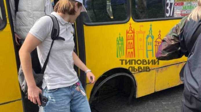 У центрі Львова в маршрутки з пасажирами на ходу відлетіло колесо