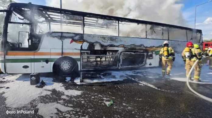 Дорогою з Польщі до Львова згорів рейсовий автобус українського перевізника