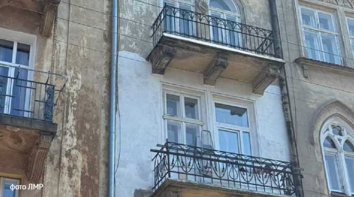 Мешканка квартири в центрі Львова самовільно пофарбувала історичний фасад