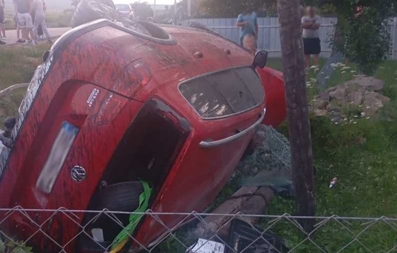 На Львівщині водійка Volkswagen вʼїхала в металевий паркан, є загиблі