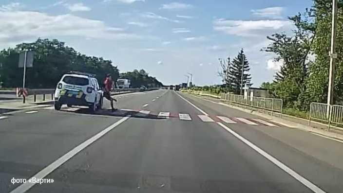 Біля Львова на переході патрульні збили неповнолітнього