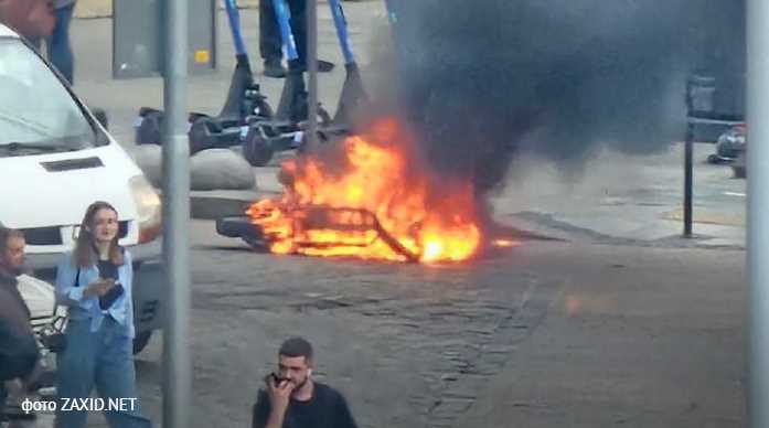 У центрі Львова під час руху зайнявся та згорів електроскутер https: