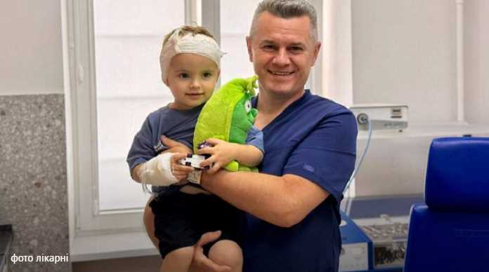 Львівський отоларинголог вперше самостійно провів кохлеарну імплантацію 3-річному хлопчику