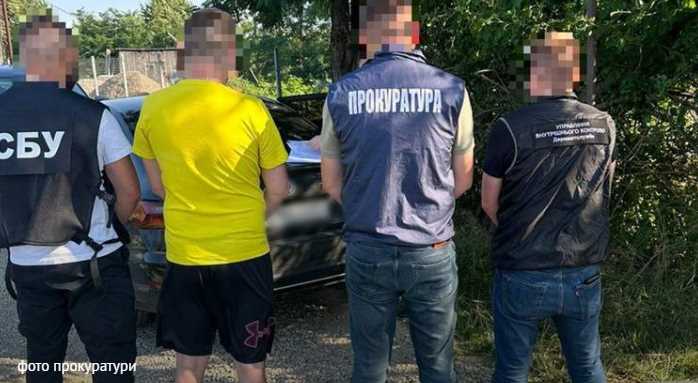 Львівського митника затримали за оформлення авто з товаром на 2,3 млн грн, як порожнє
