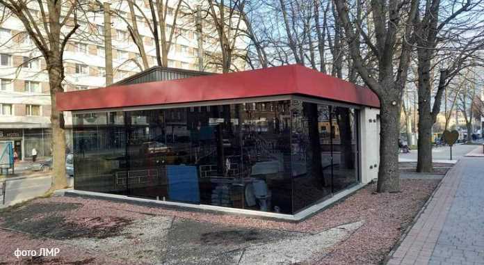 Суд зобовʼязав власника знести незаконний МАФ навпроти готелю «Львів»