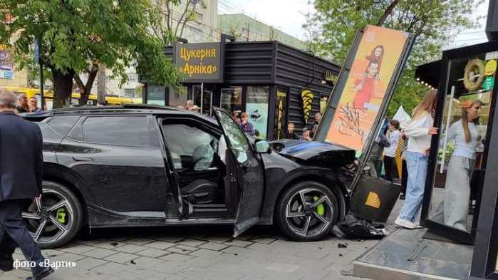 На Сихові трапилась потрійна ДТП з маршруткою, є постраждалі