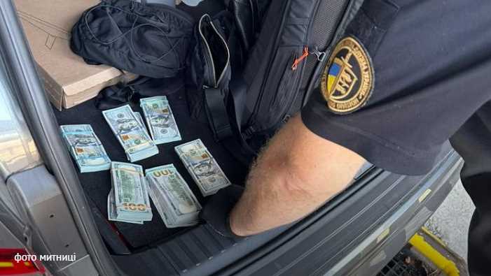 25-річний мешканець Львівщини віз за кордон 40 тис. доларів у шкарпетках і під сидінням