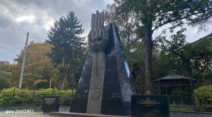 Львівська міськрада візьме на баланс збудований Олегом Синюткою пам’ятник ЗУНР