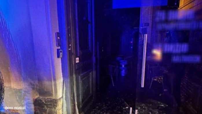 У центрі Львова хуліган підпалив двері популярного пабу