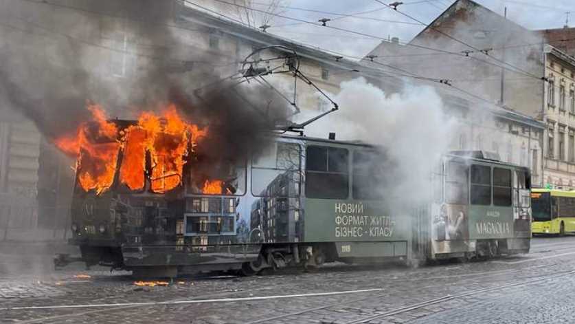 У центрі Львова під час руху загорівся трамвай
