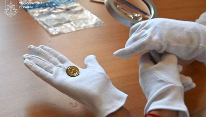 Мешканця Львівщини судитимуть за спробу продати знайдену брошку V століття