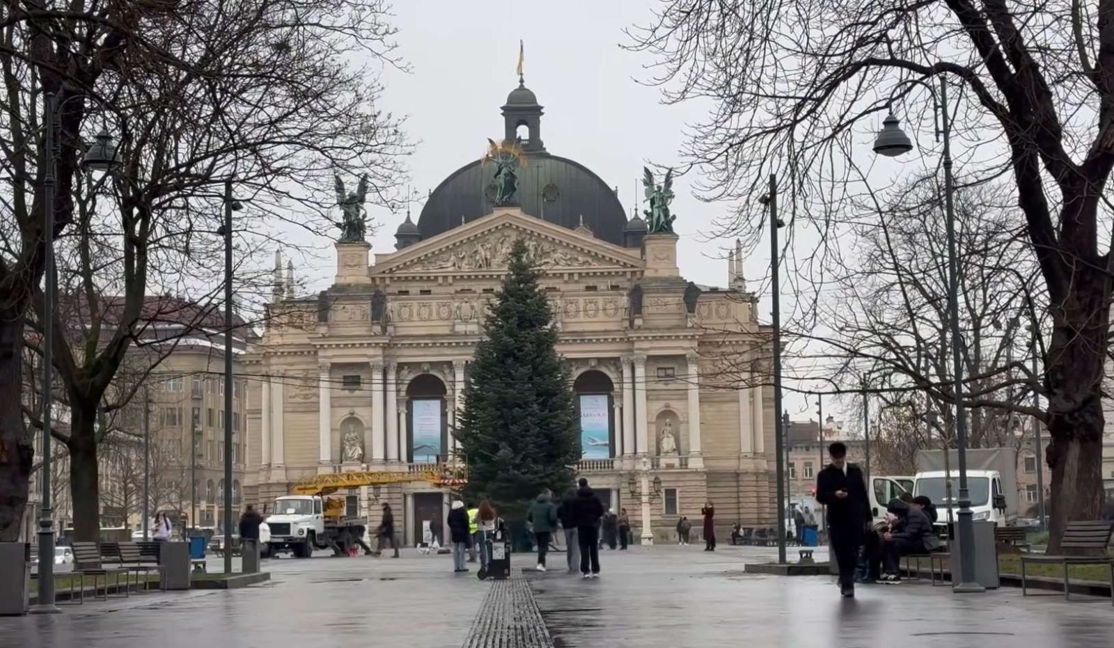 У Львові на площі перед Оперним театром встановили головну новорічну ялинку