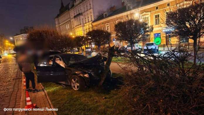 22-річний водій BMW без прав зніс дерево у центрі Львова