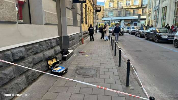 На вулиці в центрі Львова 26-річний нападник ножем вдарив перехожого