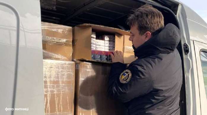 Працівника благодійного фонду зі Львова затримали на кордоні з сигаретами на 3 млн грн