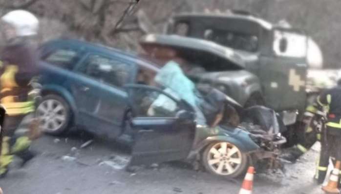 Двоє людей загинули в лобовій ДТП легковика та вантажівки на Львівщині