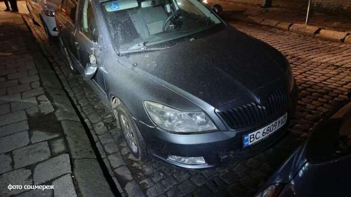 Поліція розслідує масове пошкодження автомобілів уночі у Львові