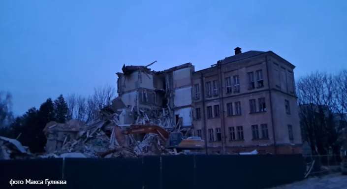 Біля Піскових озер у Львові знесли пʼятиповерховий корпус Львівської політехніки