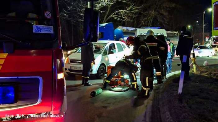 На об’їзній Львова легковик наїхав на чоловіка, що лежав на дорозі