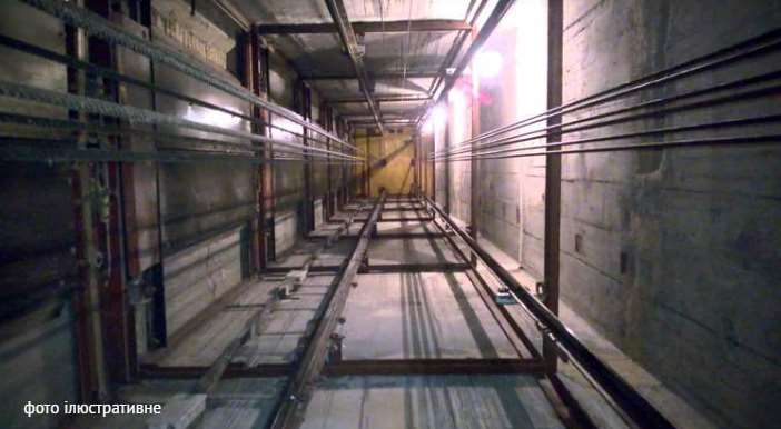 У Львові троє чоловіків напідпитку застрягли у ліфті, один впав у шахту при спробі вибратись