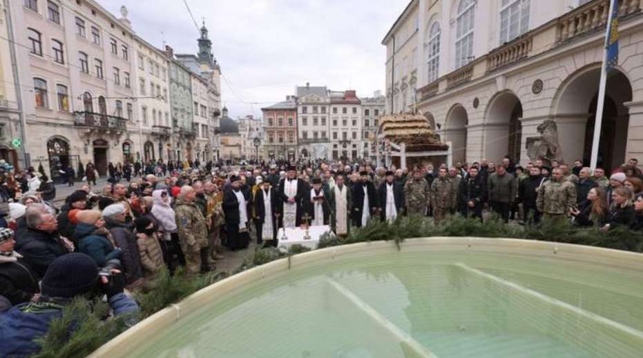 Львівські храми оприлюднили розклад богослужінь та освячення води на Водохреще