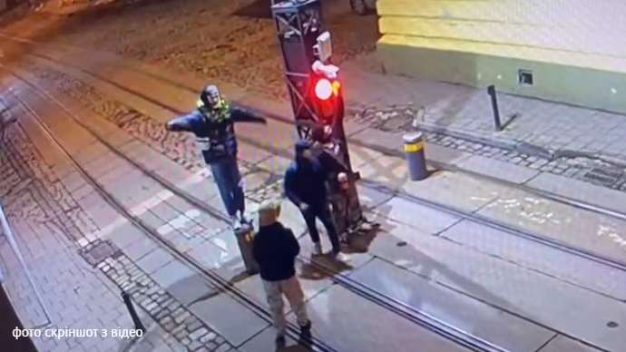 Поліція розшукує підлітків, які пошкодили болард у центрі Львова