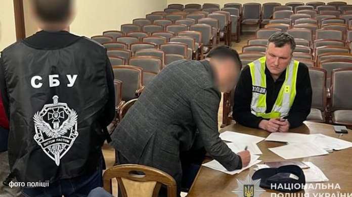 Львівського митника затримали за систематичне вимагання хабарів