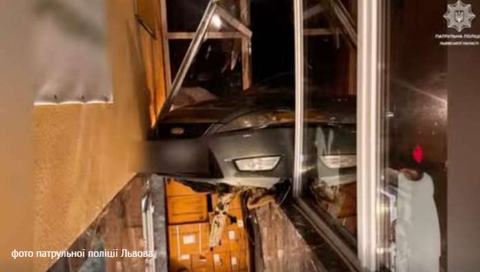 Нетверезий водій розтрощив вітрину ветеринарної клініки у Львові