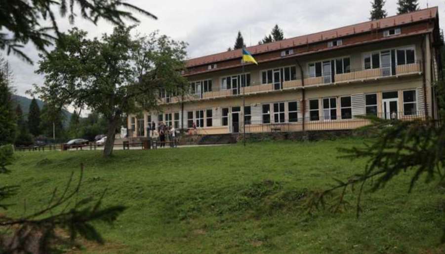 Посадовців Львівської міської ради підозрюють у зловживаннях на ремонті дитячого табору