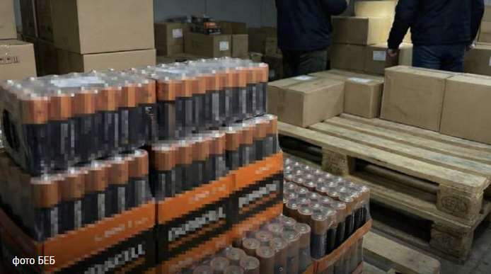 У гаражі біля Львова викрили виробництво підроблених батарейок Duracell