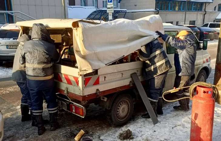 Львівські комунальники допомагають киянам відновити тепло і водопостачання