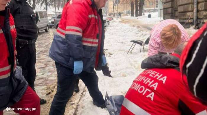 16-річний підліток постраждав через падіння льоду з даху в центрі Львова