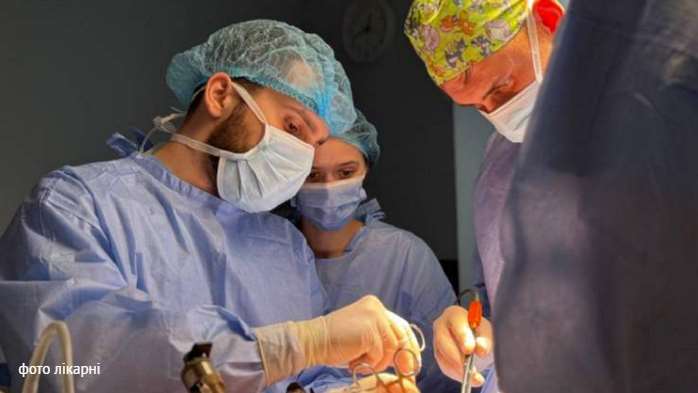 56-річній пацієнтці хірурги видалили велику пухлину і частину печінки через невеликі проколи