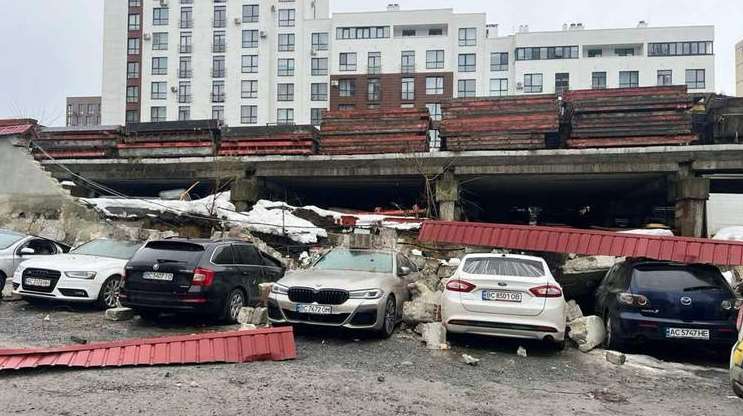 Біля бізнес-центру у Львові підпірна стіна обвалилася на припарковані автомобілі