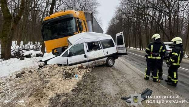 Внаслідок ДТП з вантажівкою неподалік Новояворівська загинуло двоє людей