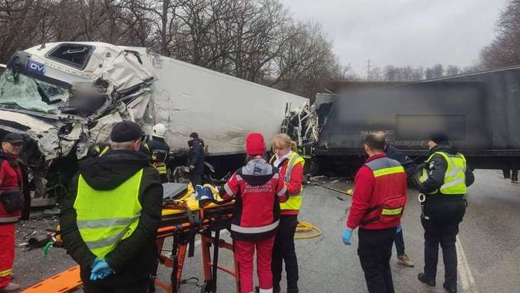 Смертельна ДТП двох вантажівок заблокувала рух трасою біля Львова