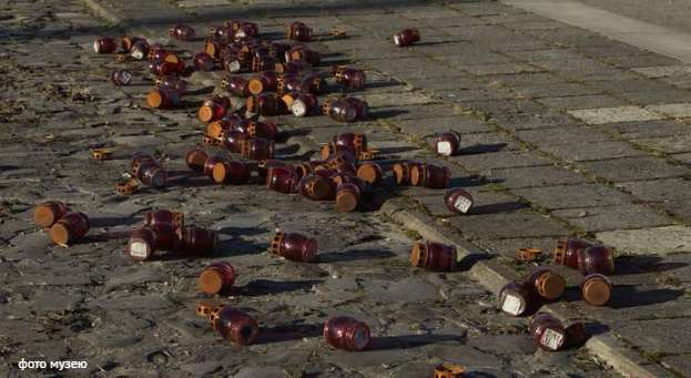 Біля львівського музею «Територія терору» вандал пошкодив виставку про загиблих військових