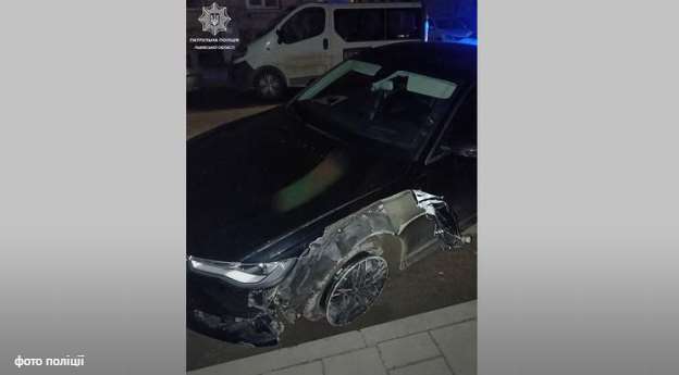 Під час втечі від патрульних п'яний водій Audi врізався в огорожу в центрі Львова