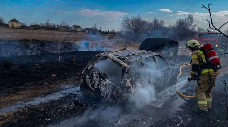 Через спалення сухостою на Львівщині згорів автомобіль