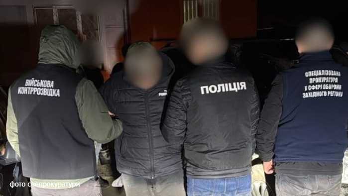 Лікаря військового госпіталю у Львові затримали на хабарі 1500 доларів від солдата