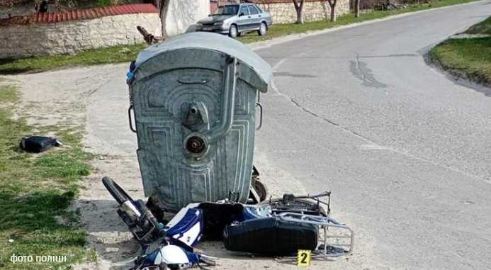 На Львівщині внаслідок зіткнення з сміттєвим баком загинув 67-річний скутерист