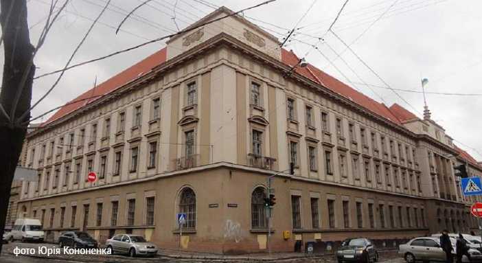 Прокуратура через суд хоче забрати в «Укрпошти» будівлю головної пошти у Львові