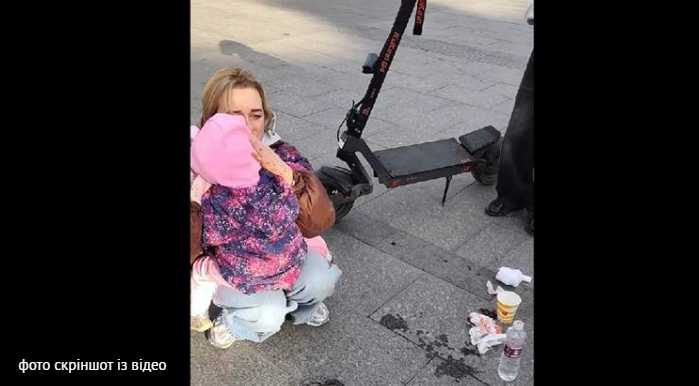 У центрі Львова підліток на електросамокаті збив дворічну дівчинку, її госпіталізували