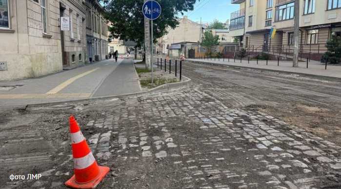 Під час ремонту вул. Героїв УПА виявили історичну бруківку