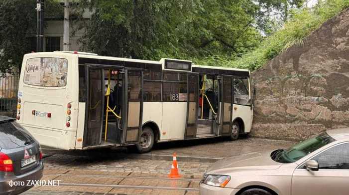 На вул. Замарстинівській у Львові маршрутка вʼїхала у камʼяну стіну