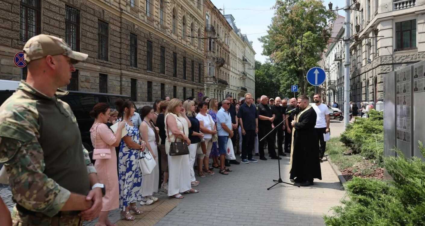 У Львові відкрили стелу в пам'ять про зниклих безвісти поліцейських
